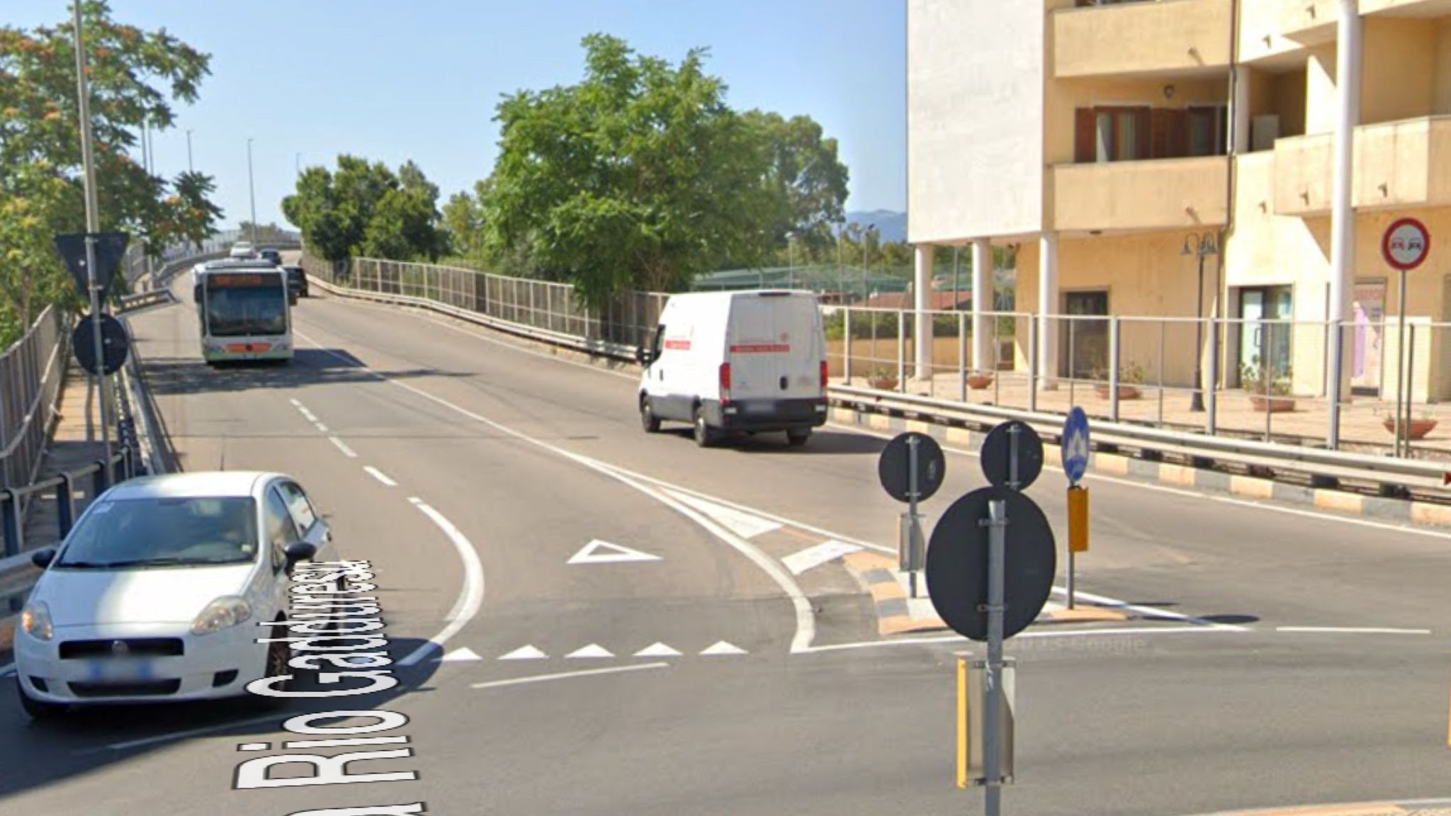 Olbia, verniciatura dei sostegni dell'illuminazione pubblica: al via i lavori 