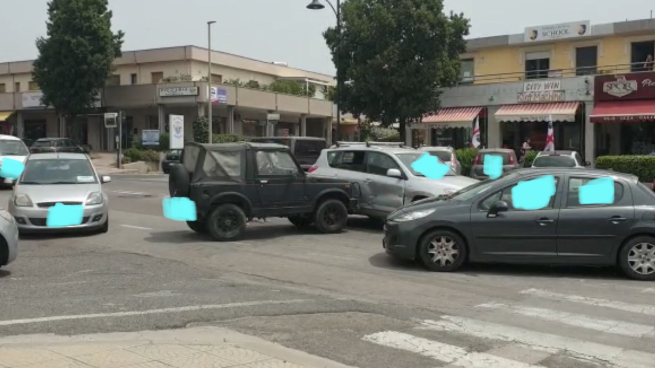 Olbia, scontro laterale in Viale Aldo Moro: rallentamenti al traffico