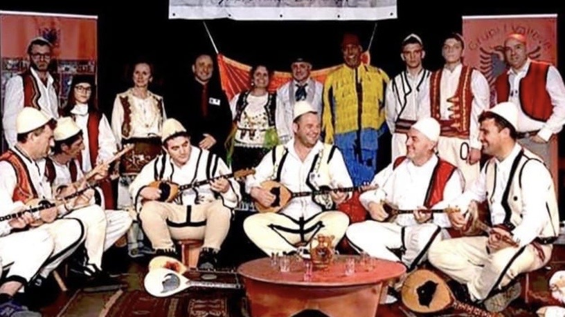 Olbia, la comunità albanese festeggia con il gruppo Shqiponjat