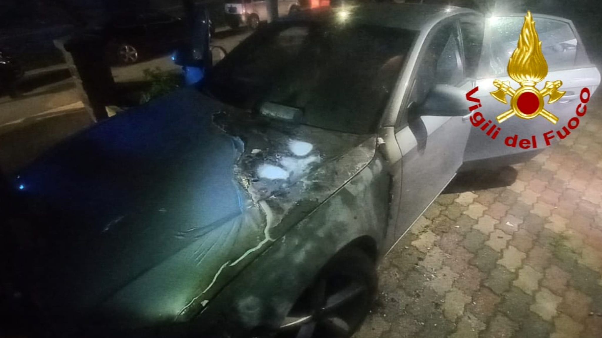 Auto a fuoco nella notte: indagini in corso