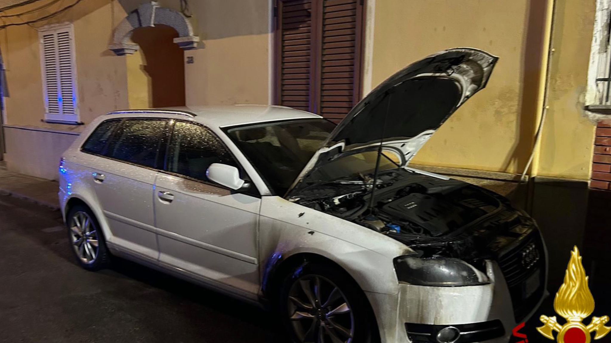 Olbia, auto a fuoco nella notte: accertamenti in corso