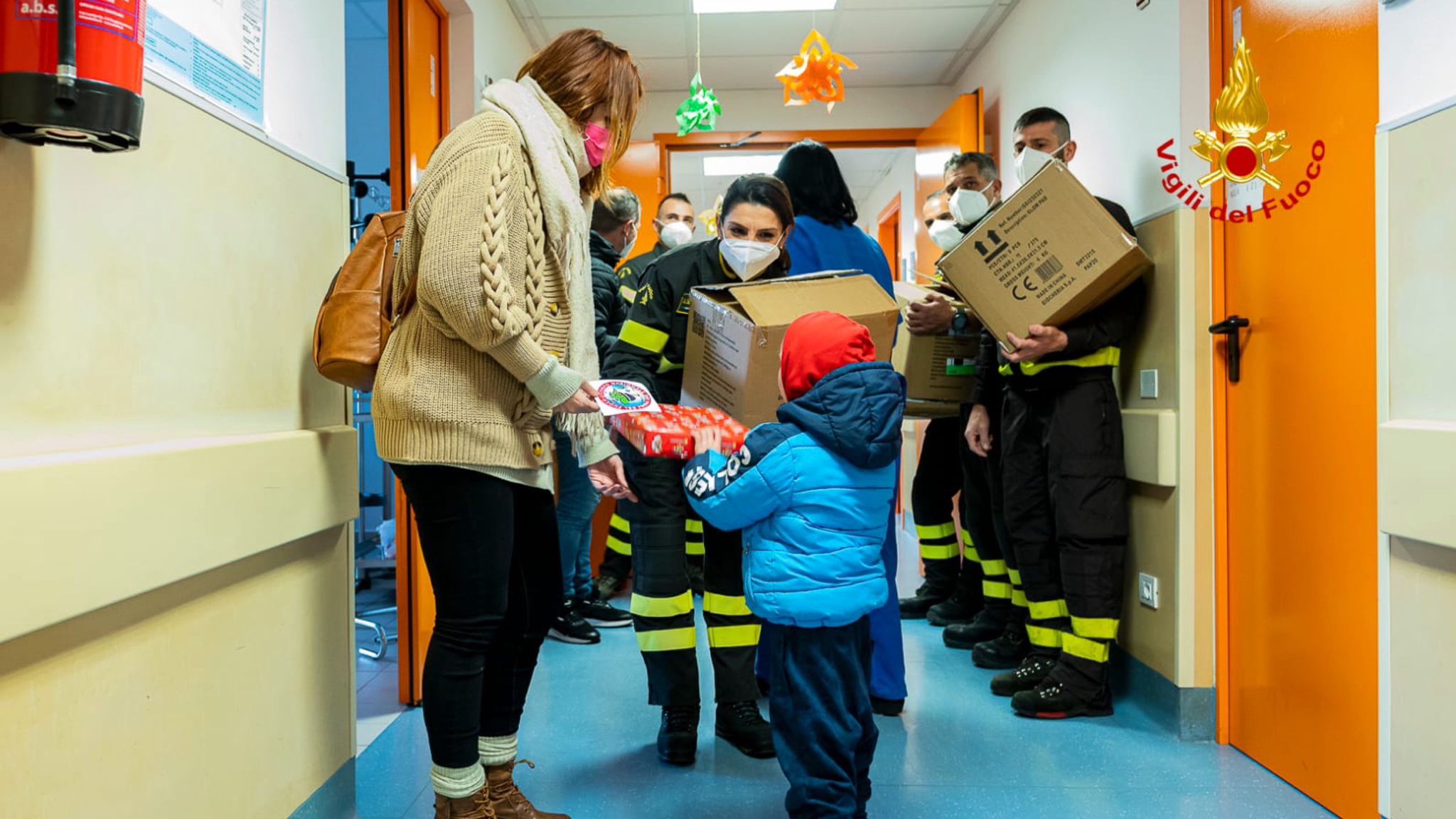 Vigili del fuoco donano regali ai piccoli pazienti ricoverati