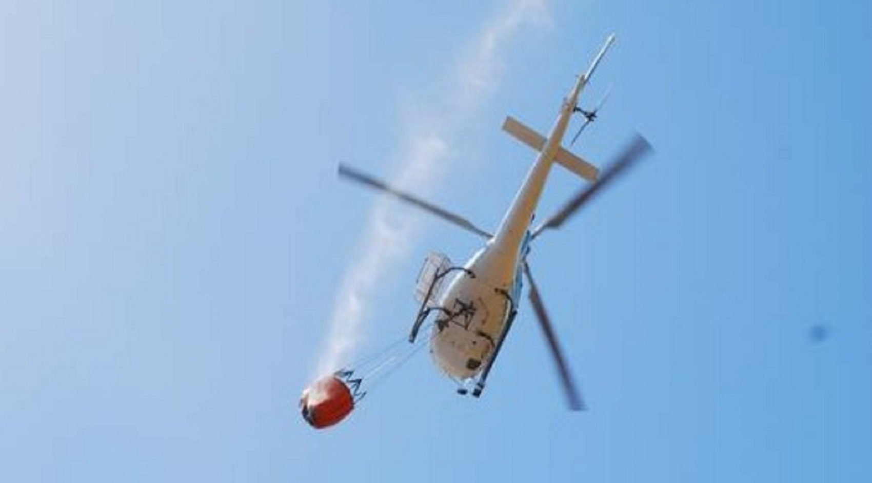 Calangianus, incendio in corso: elicottero in azione