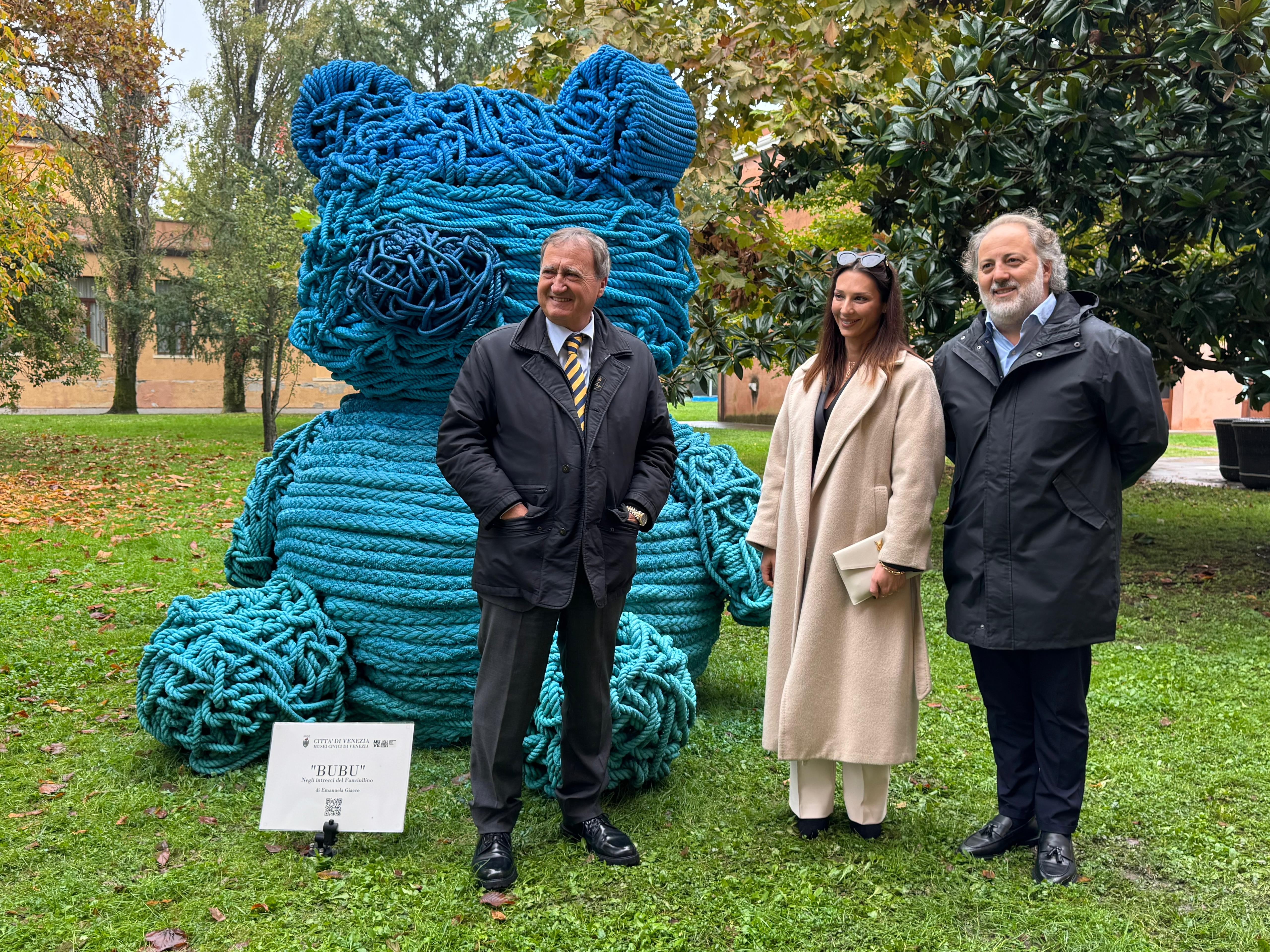 Un filo blu tra Sardegna e Venezia: l’opera di Emanuela Giacco patrimonio della città lagunare