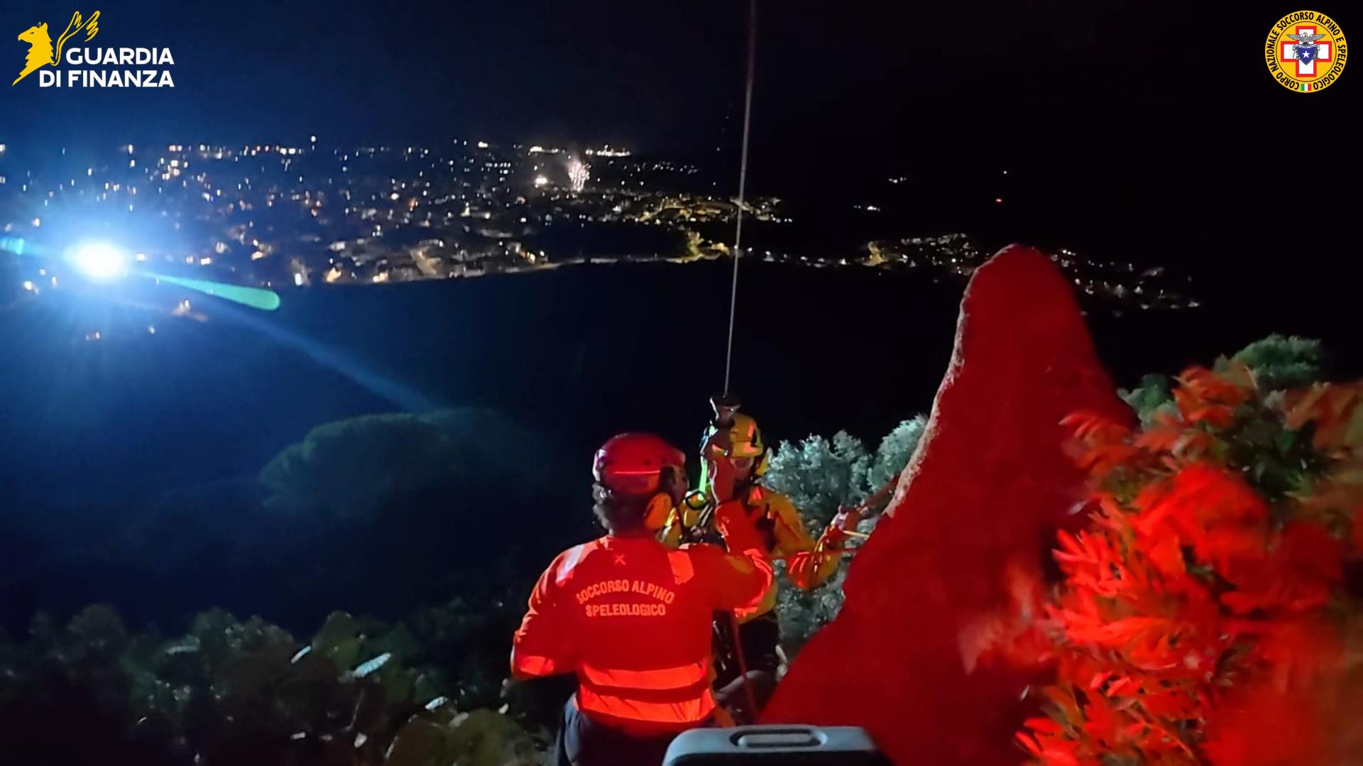 Guardia di Finanza e Soccorso Alpino: esercitazione congiunta tra elicotteri e recuperi notturni