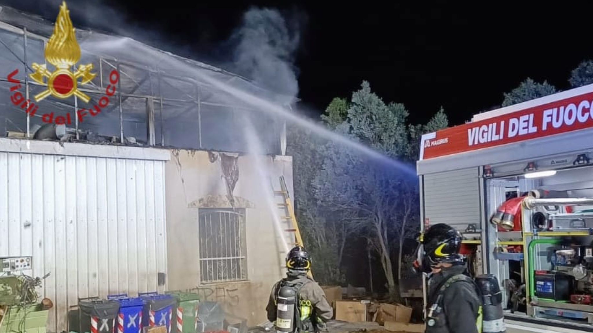 Fiamme in un capannone: danni ingenti