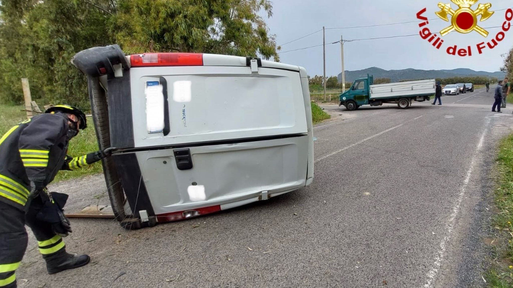Nord Sardegna, scontro furgone-camion: due feriti