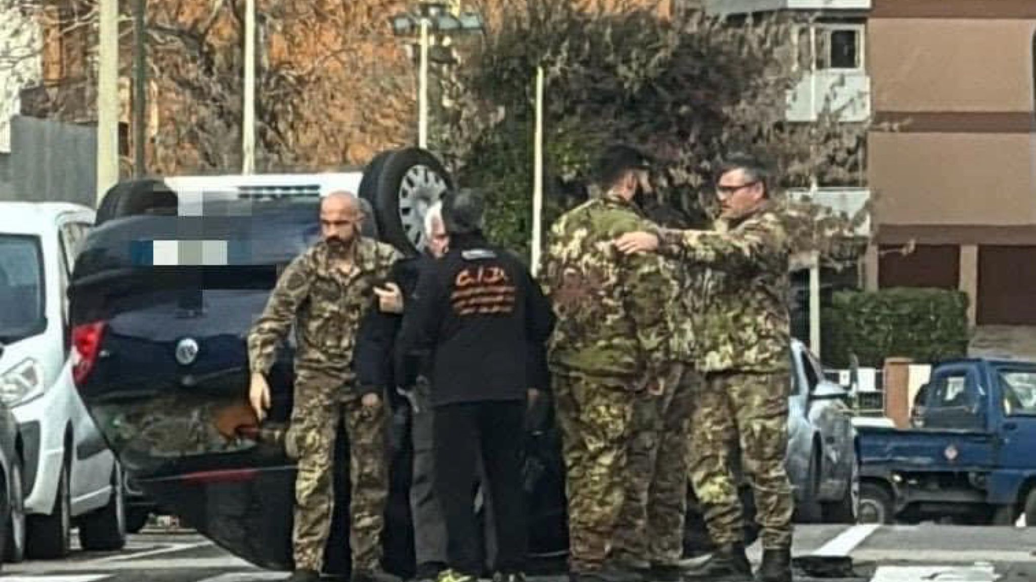 Sassari, auto si ribalta: anziano soccorso da 4 militari dell'Esercito Italiano