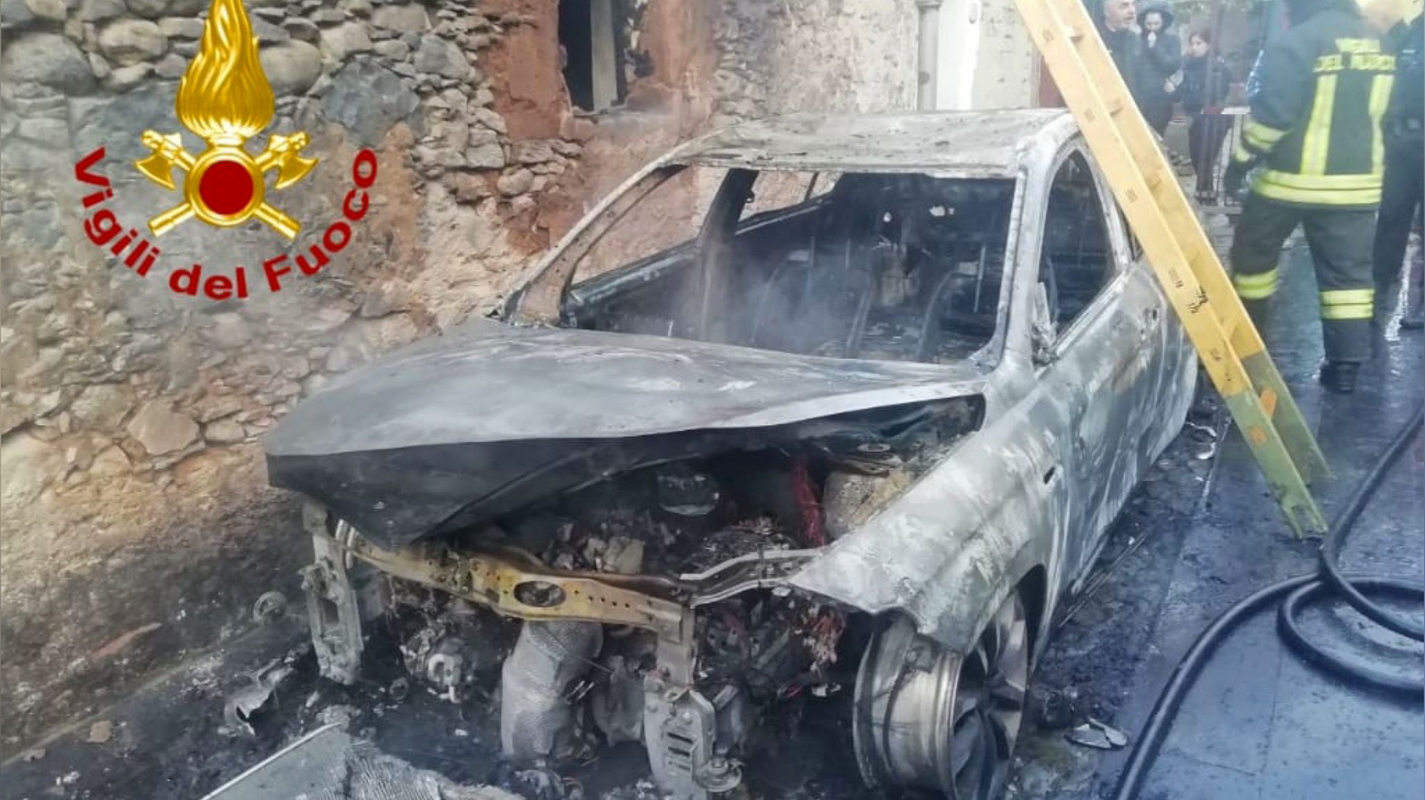 Auto a fuoco in centro: accertamenti in corso