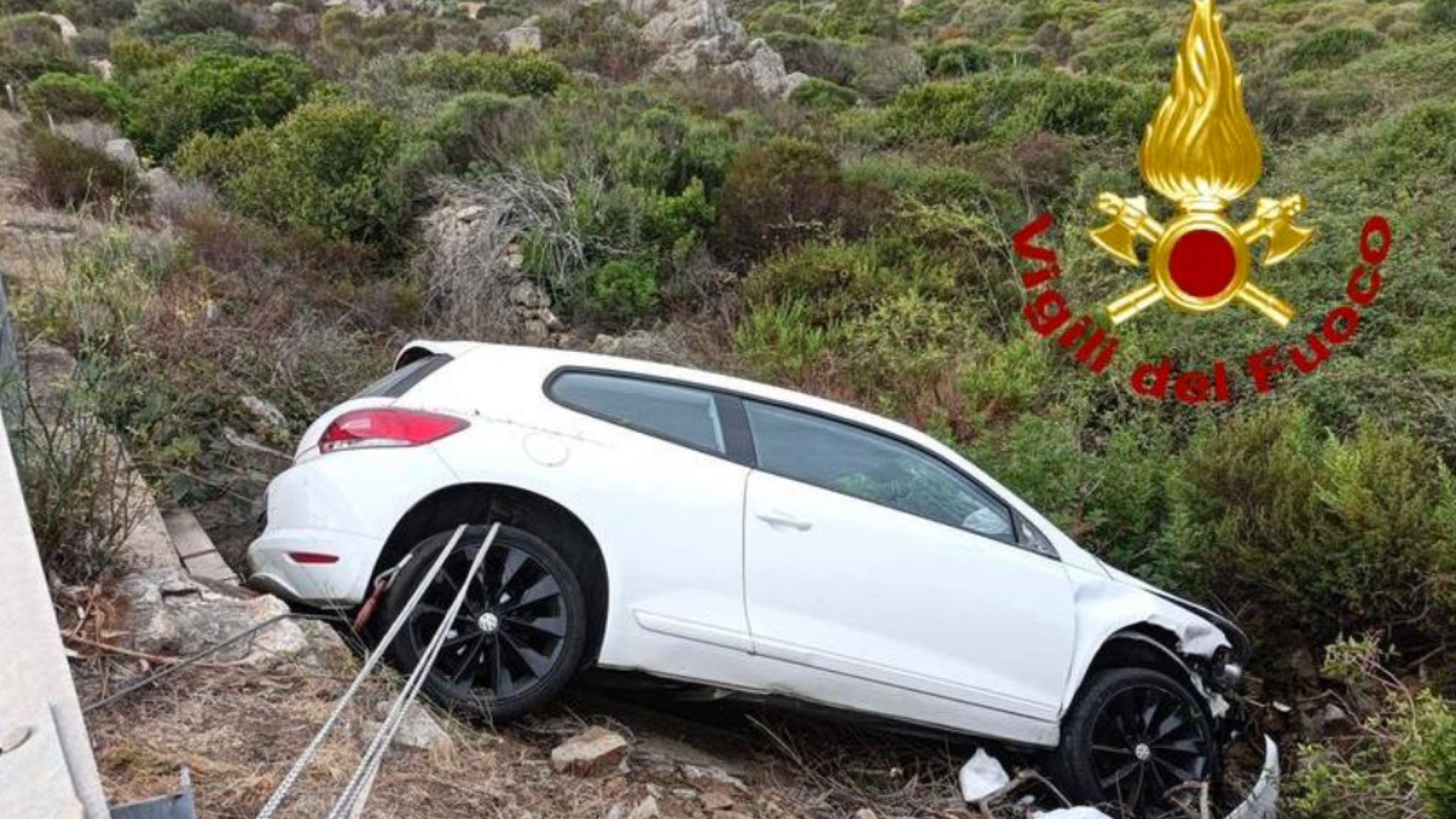 La Maddalena, auto nella scarpata: giovane ferito