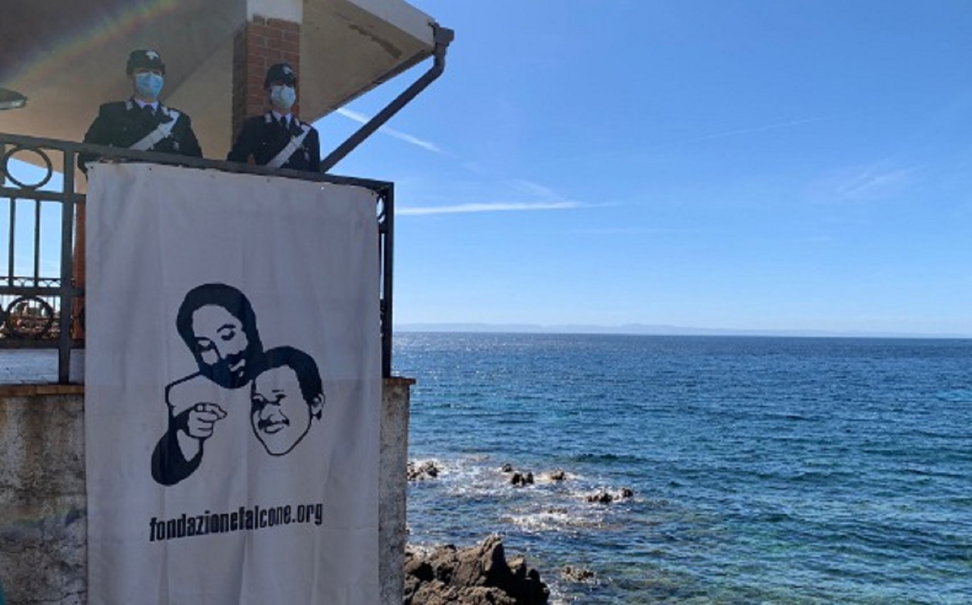 Isola dell'Asinara, lenzuolo contro la mafia in onore di Falcone e Borsellino