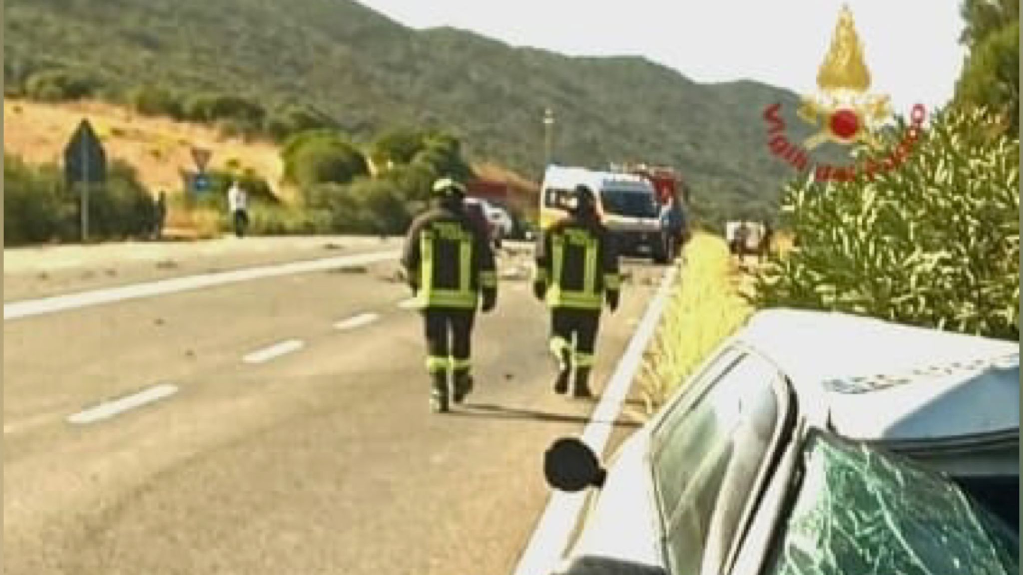 Scontro tra due auto e camion: due feriti