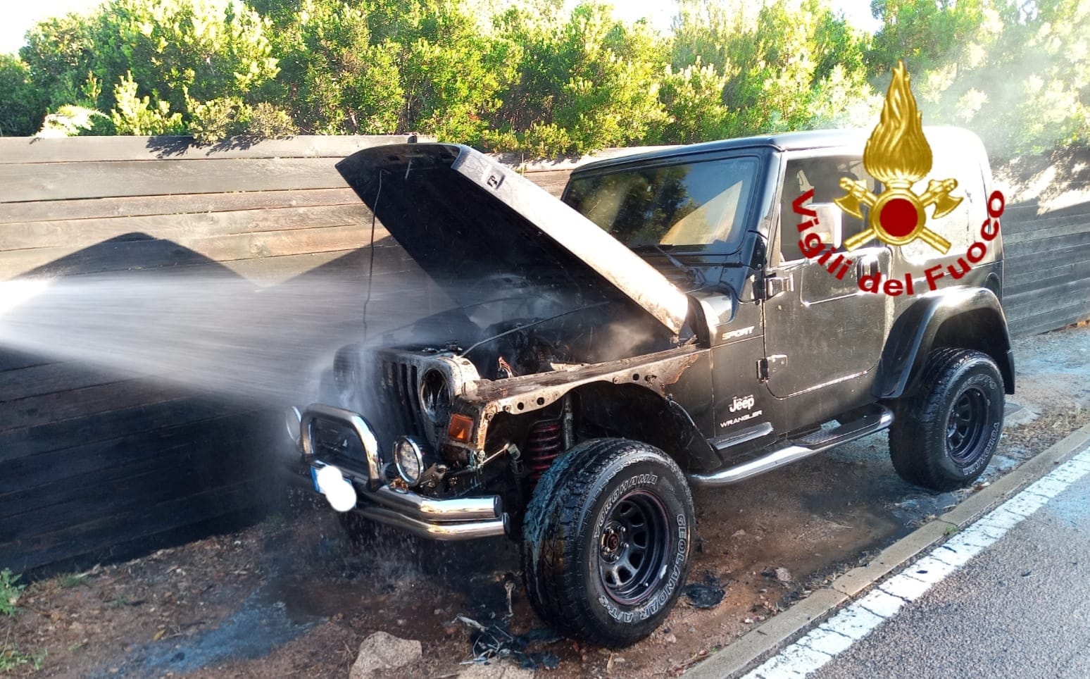 Arzachena: allarme ad Abbiadori per un fuoristrada in fiamme