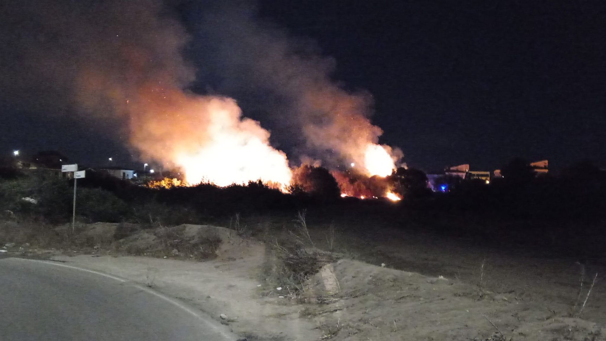 Olbia, incendio nella notte in zona Bandinu