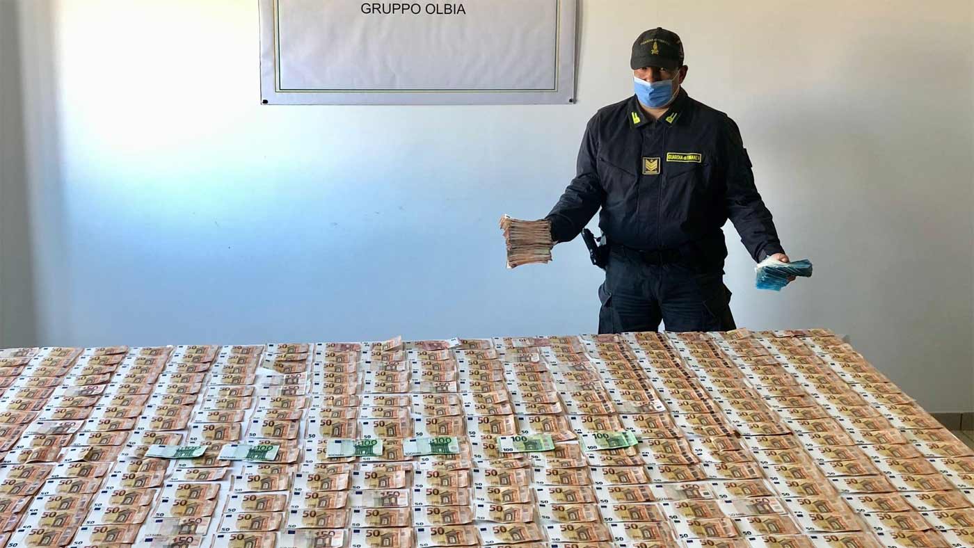 Olbia, sbarca con oltre 50.000 euro in contanti: nei guai un uomo