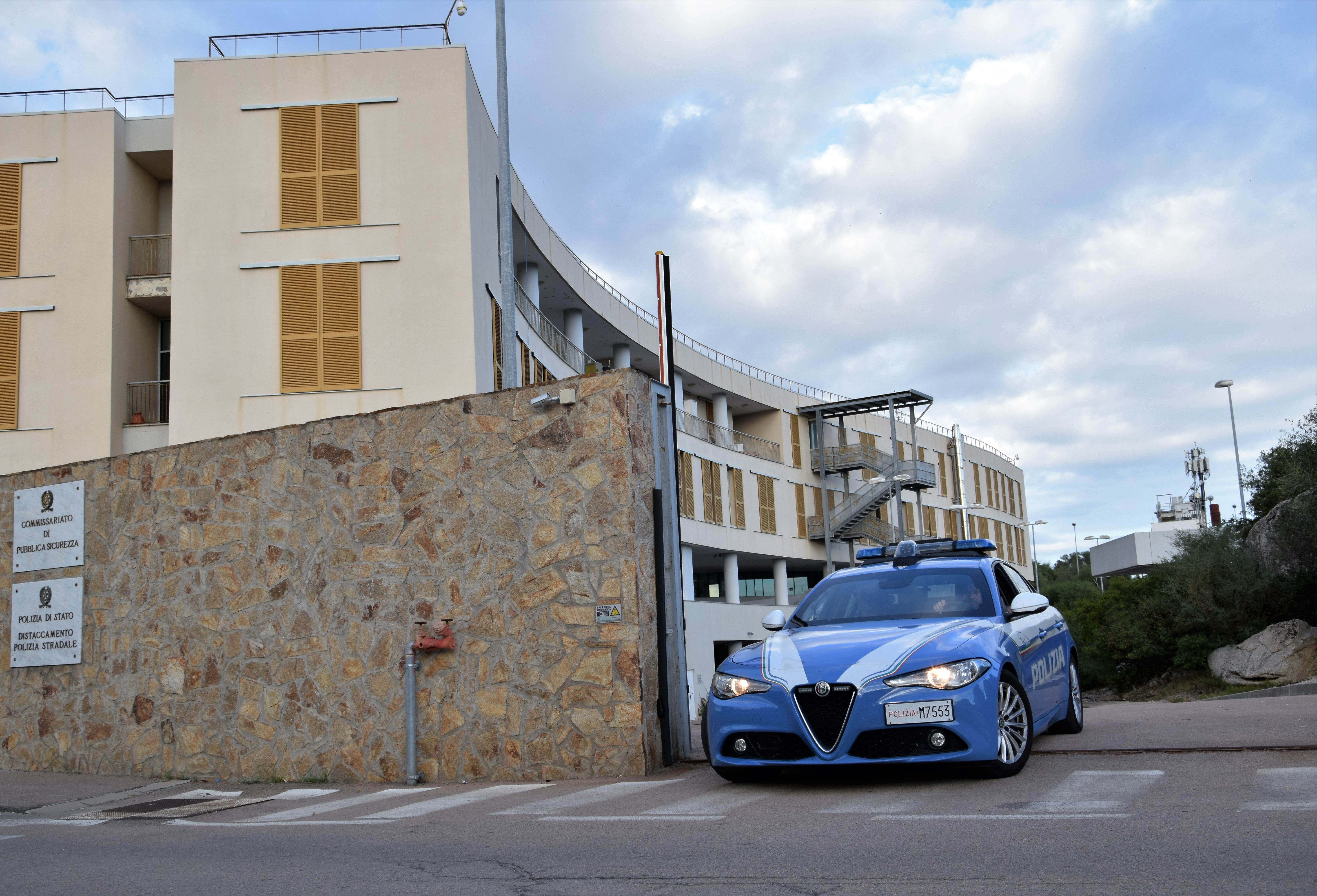Olbia, dopo la furia tenta di sfondare toilette della stazione ferroviaria: bloccato con il taser