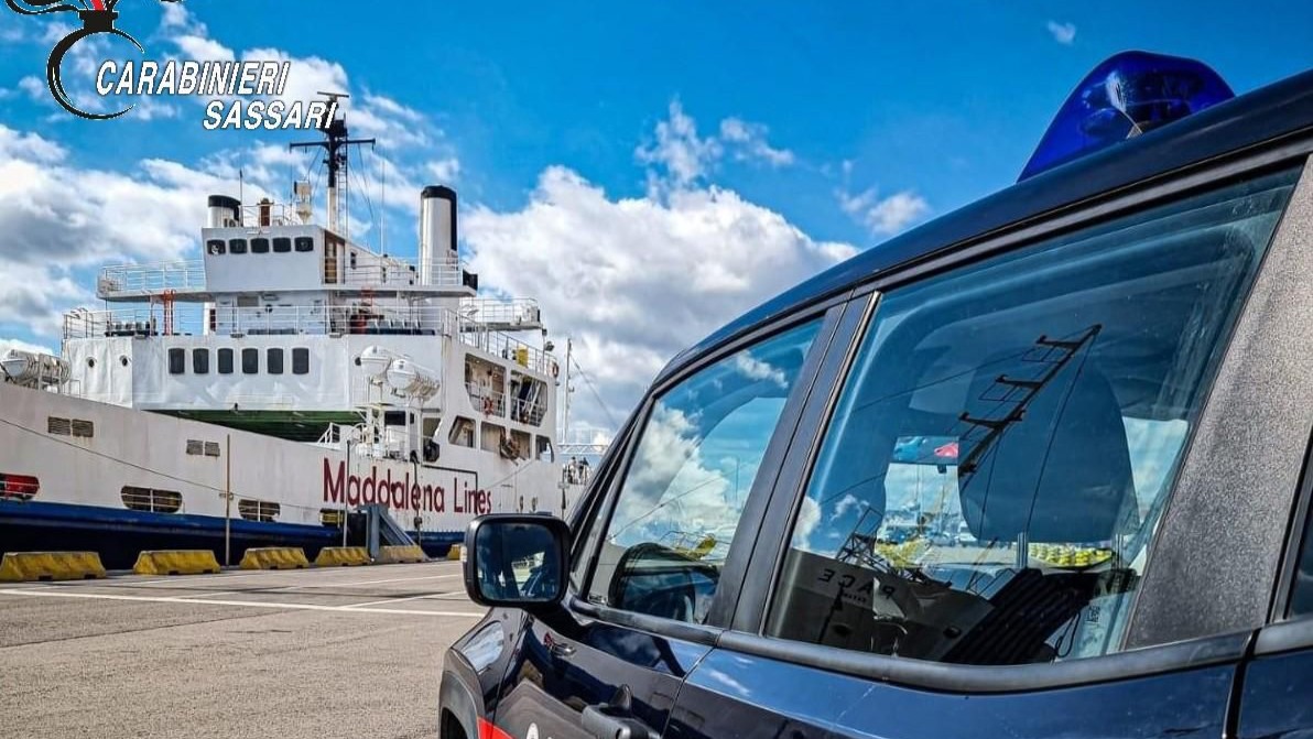 La Maddalena, droga e coltello nascosti nel ciclomotore: arrestato un giovane