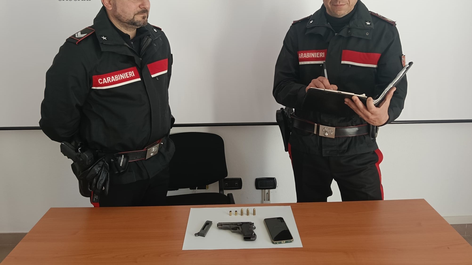 Non si ferma all’alt e viene arrestato con una pistola clandestina