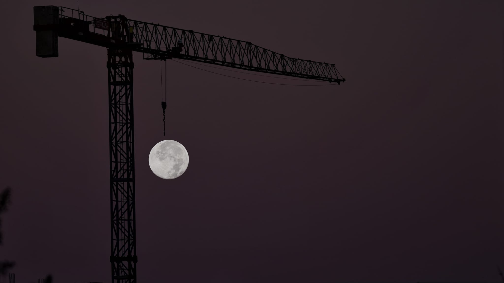 Olbia, la gru solleva la luna