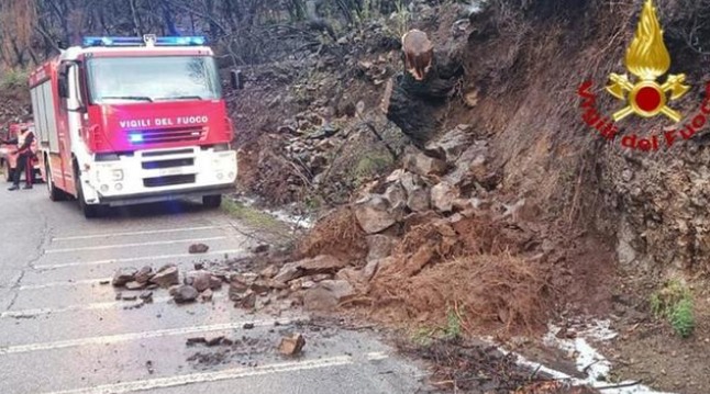 Frana sulla sp 15: in azione i Vigili del fuoco