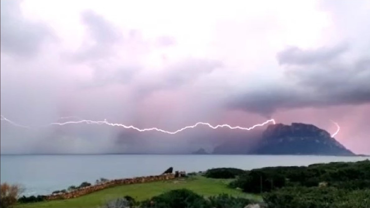 Olbia: fulmine impressionante sfiora il crinale di Tavolara