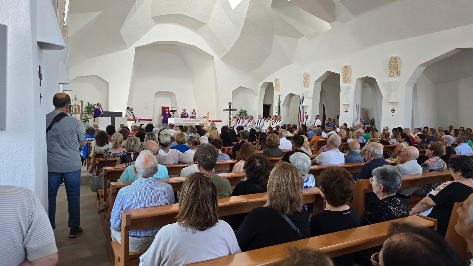 Olbia: chiesa gremita per l'ultimo saluto a Salvatore, padre di Don Theron Oscar Casula