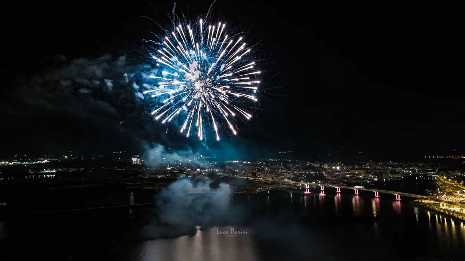 San Simplicio illumina Olbia: gli scatti di Luca Parisi raccontano la magia dei fuochi sul mare
