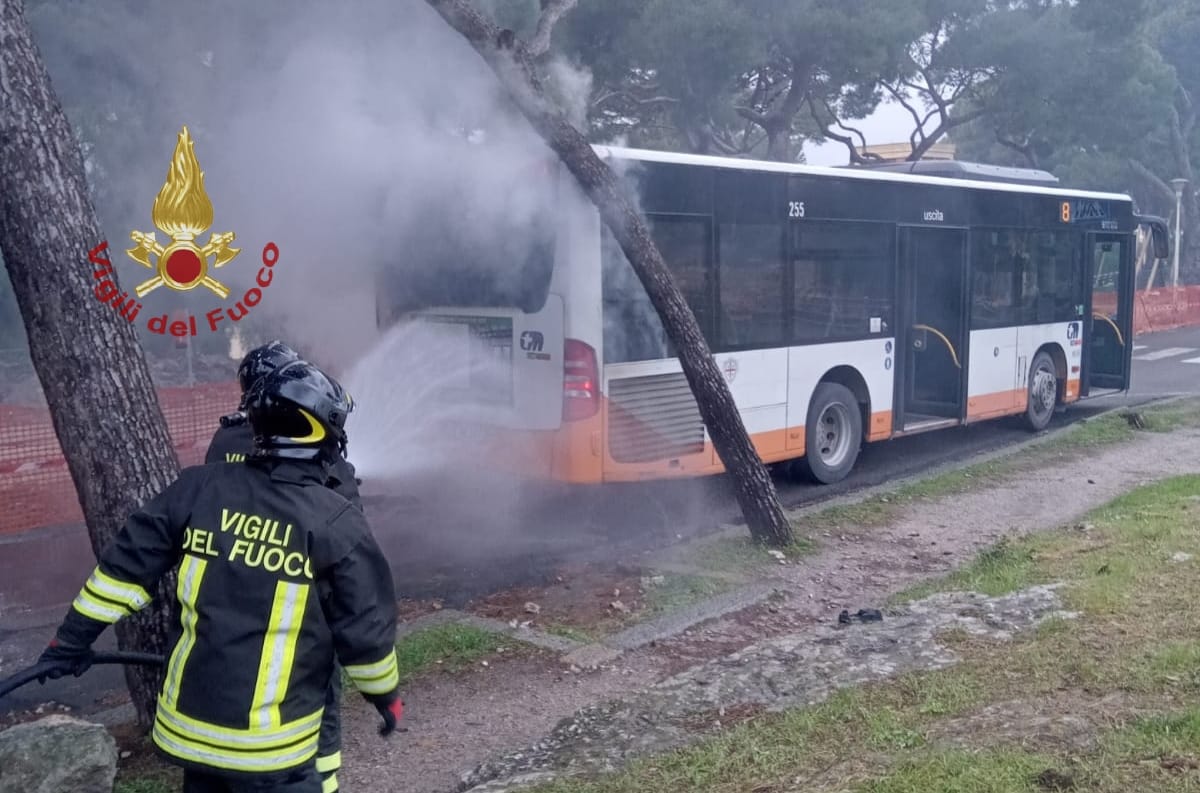 Autobus a fuoco: momenti di paura