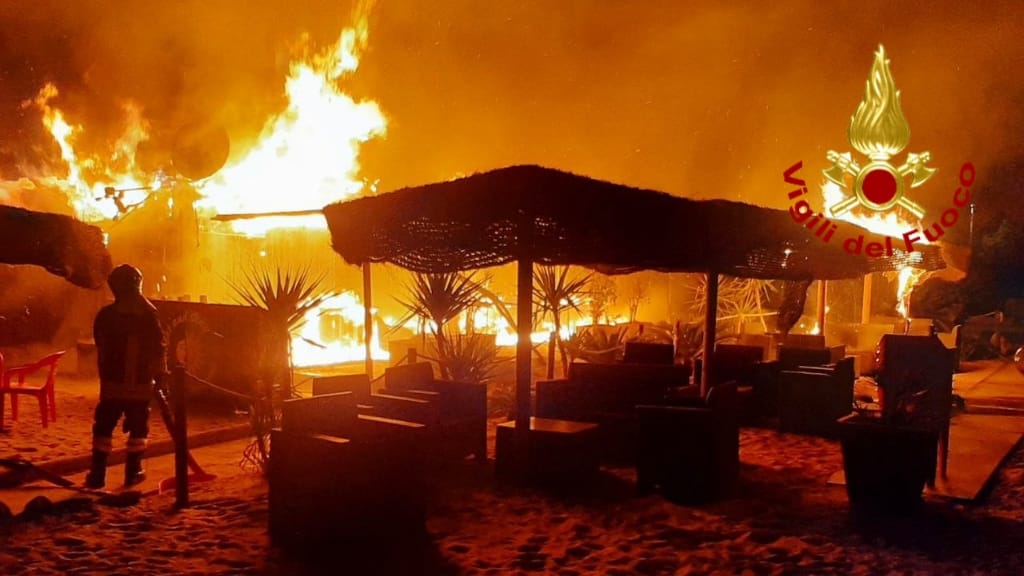 Locale distrutto dalle fiamme: 4 ore di lavoro per i Vigili del fuoco