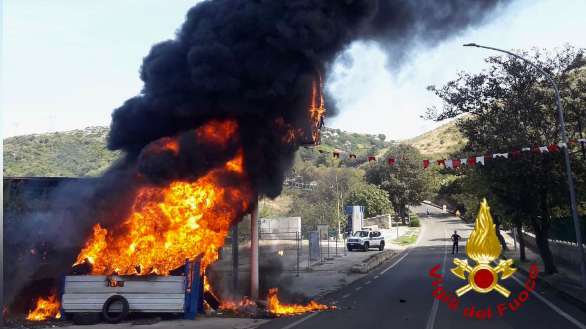 Nord Sardegna: a fuoco pneumatici vicino a un distributore
