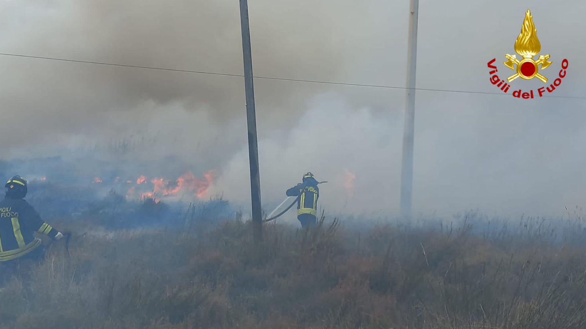 Budoni, incendio nella pineta: paura per case e residence