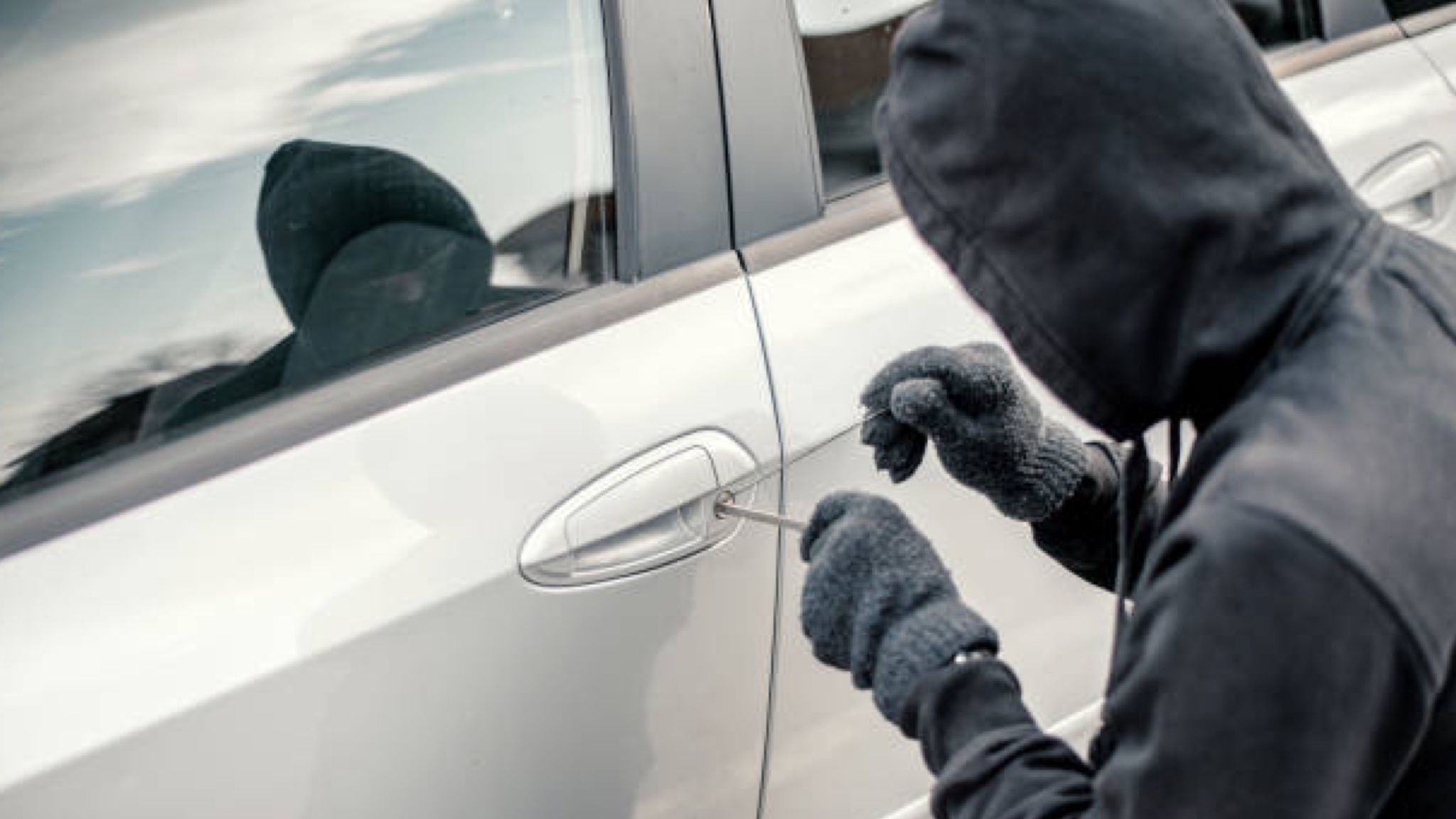 Olbia: non si fermano i furti notturni all'interno delle auto