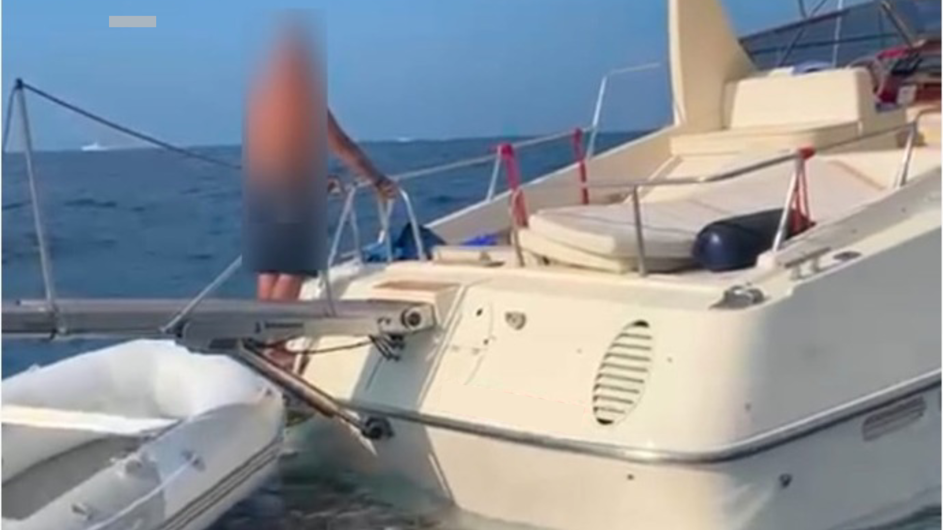 Porto Cervo, barca urta basso fondale: diportisti tratti in salvo