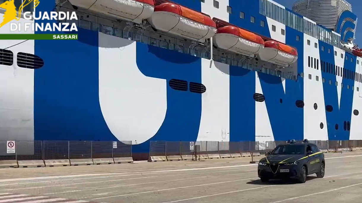 Quasi sei chili di cocaina nascosti nell’auto: arrestato un cittadino spagnolo allo sbarco dal traghetto