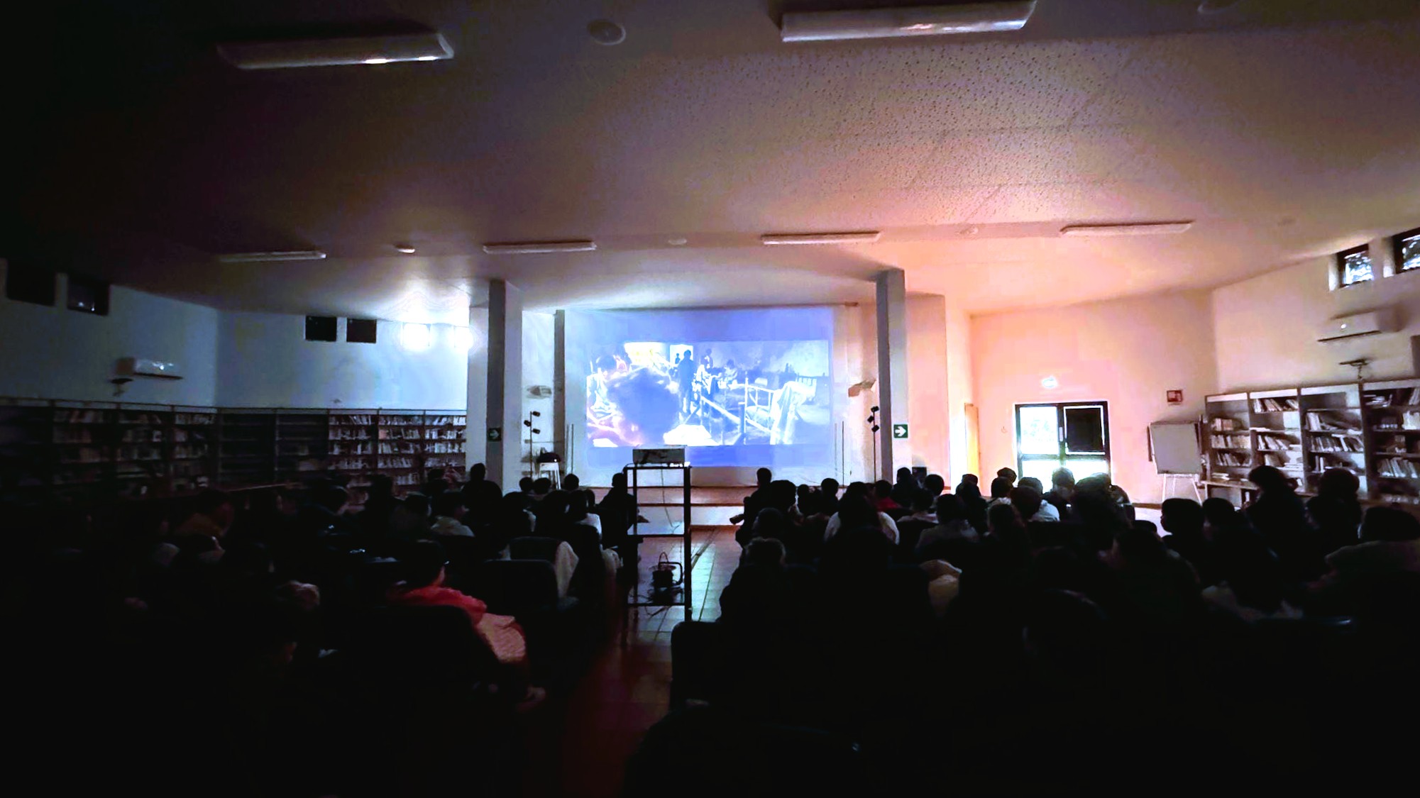 Sala gremita al MAST di San Teodoro per il Giorno della Memoria