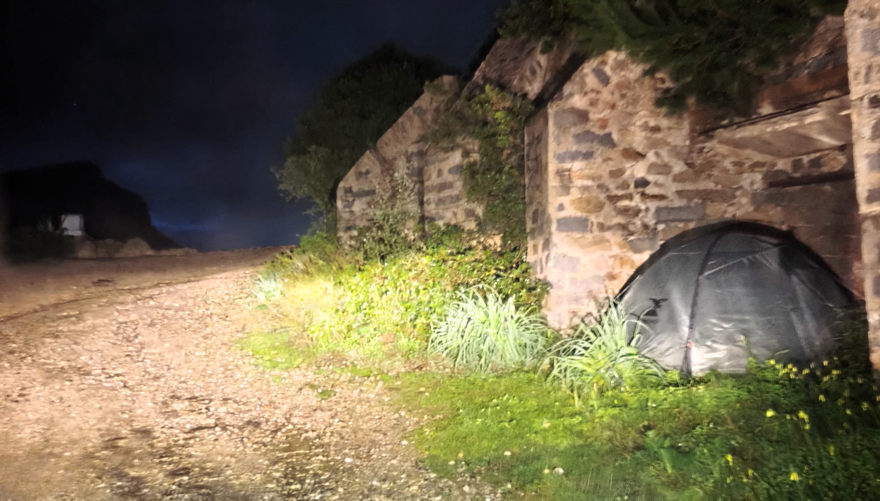 Allerta meteo rossa: a Cala Moresca spunta una tenda da campeggio