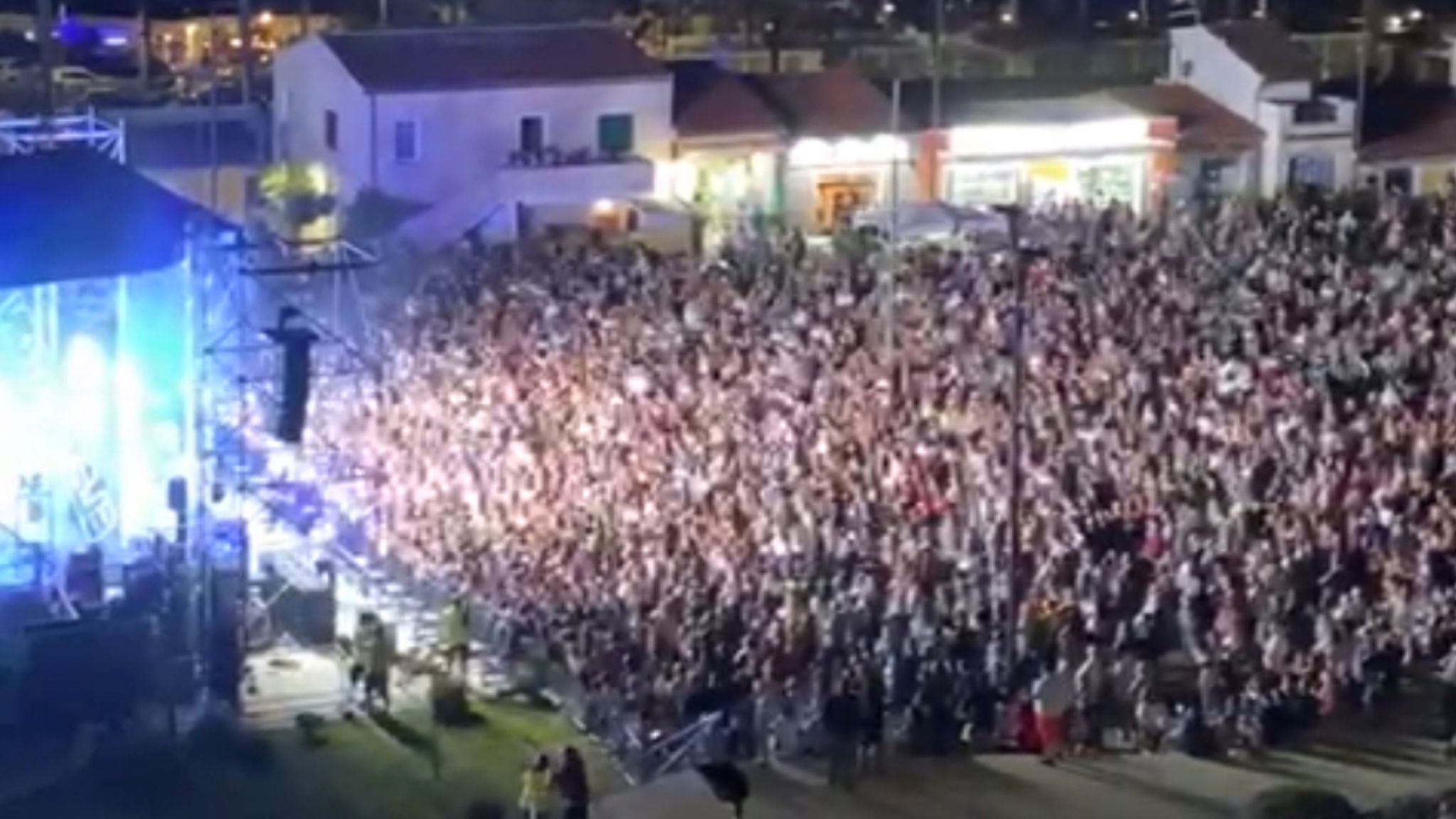 Golfo Aranci, successo per Elettra Lamborghini: in piazza 13 mila persone