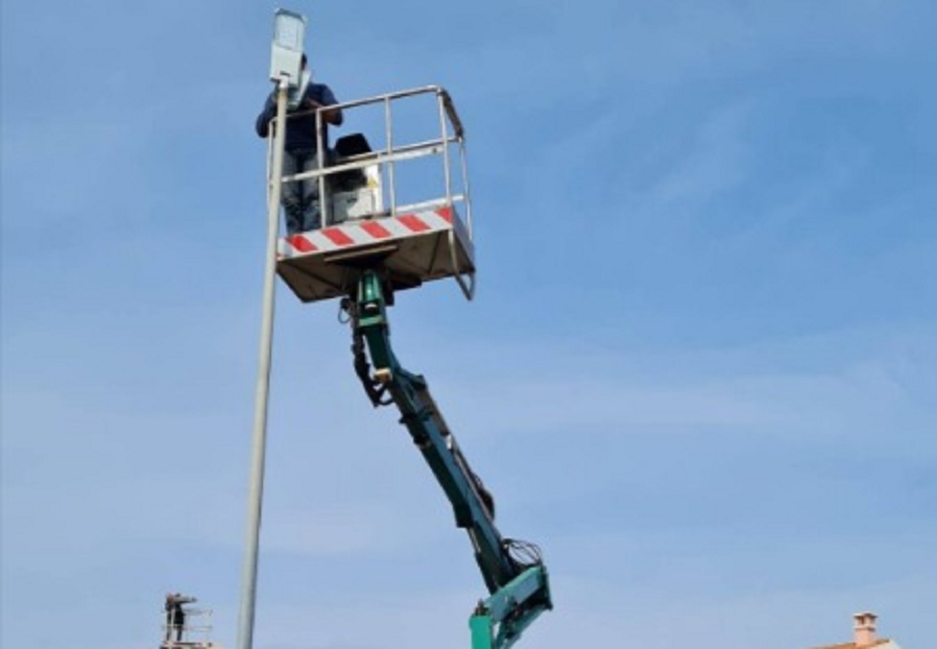 Golfo Aranci, lavori in corso: sostituiti quasi mille pali della luce 