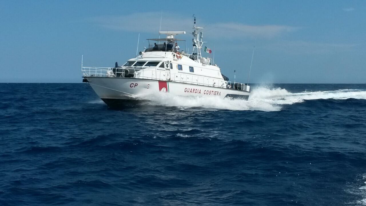 Golfo Aranci, yacht di 15 metri contro la scogliera a Cala Sabina: salve le cinque persone a bordo