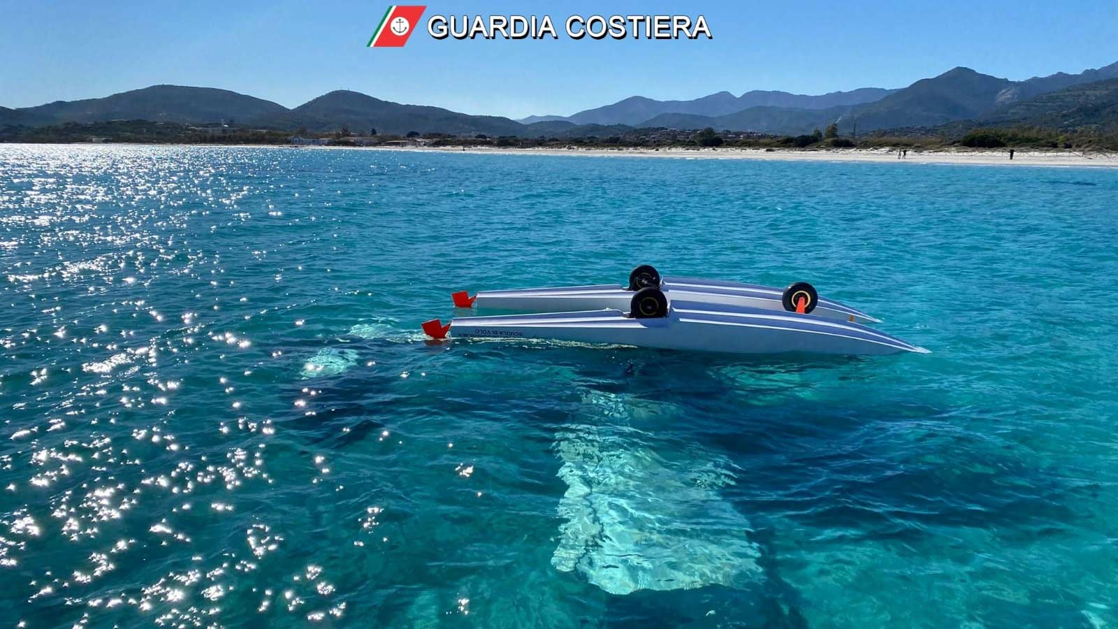 San Teodoro, idrovolante si ribalta a 200 m dalla spiaggia