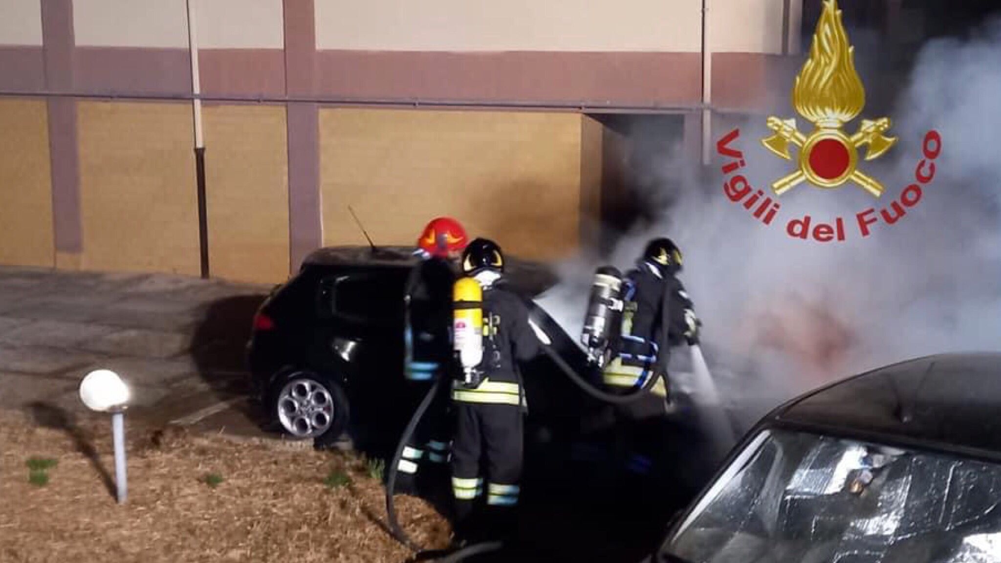 Nord Sardegna, auto a fuoco nella notte: accertamenti in corso