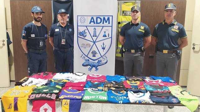 Scoperti completi sportivi con marchi contraffatti