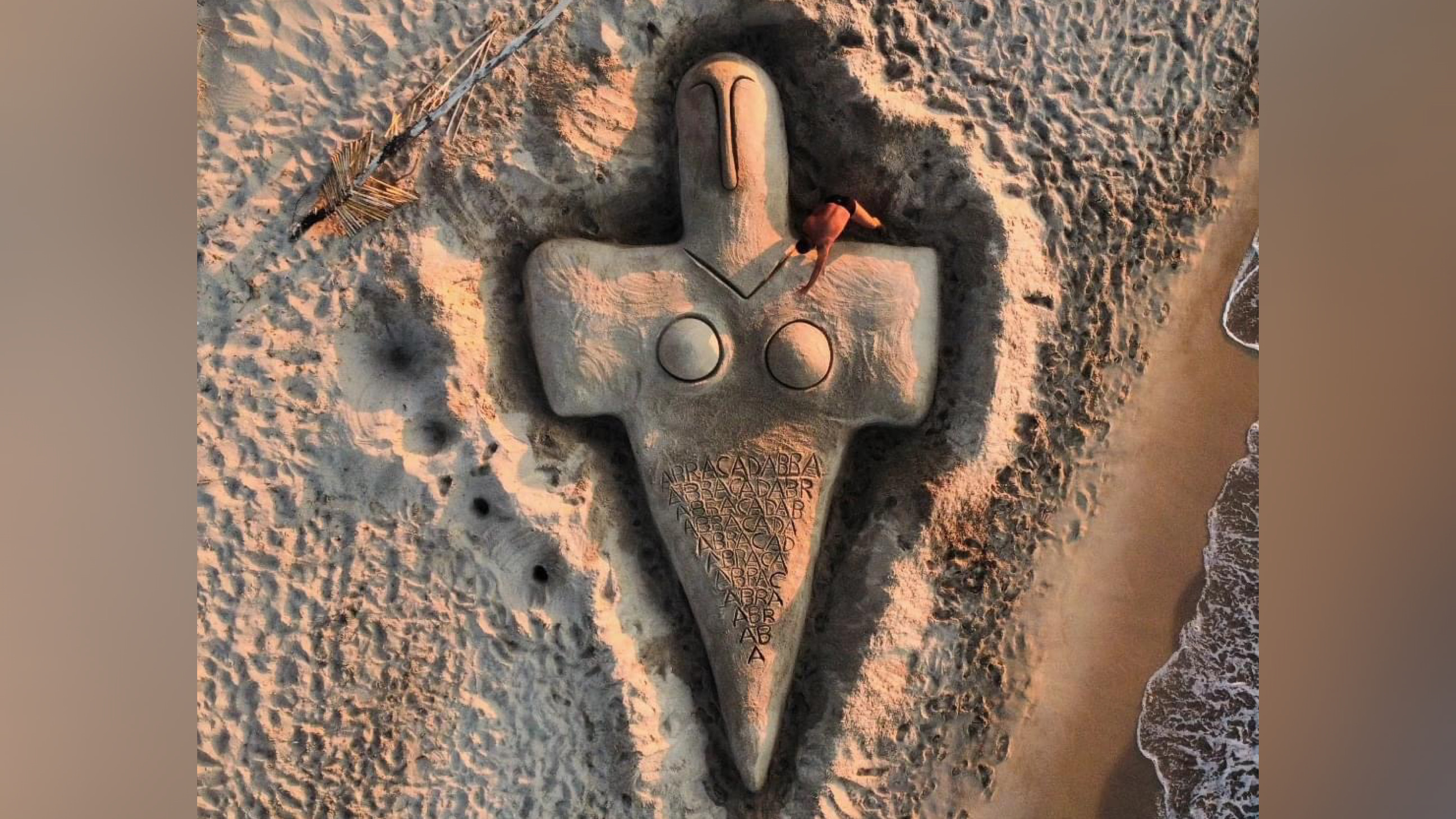 Spettacolare Dea Madre scolpita nella sabbia: ecco l'ultima opera di Nicola Urru