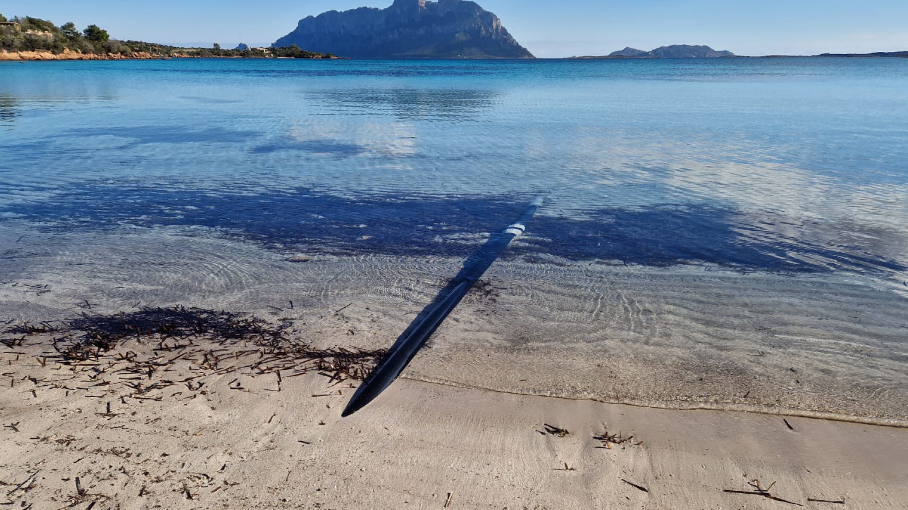 Porto Istana, spunta un tubo in spiaggia: la segnalazione