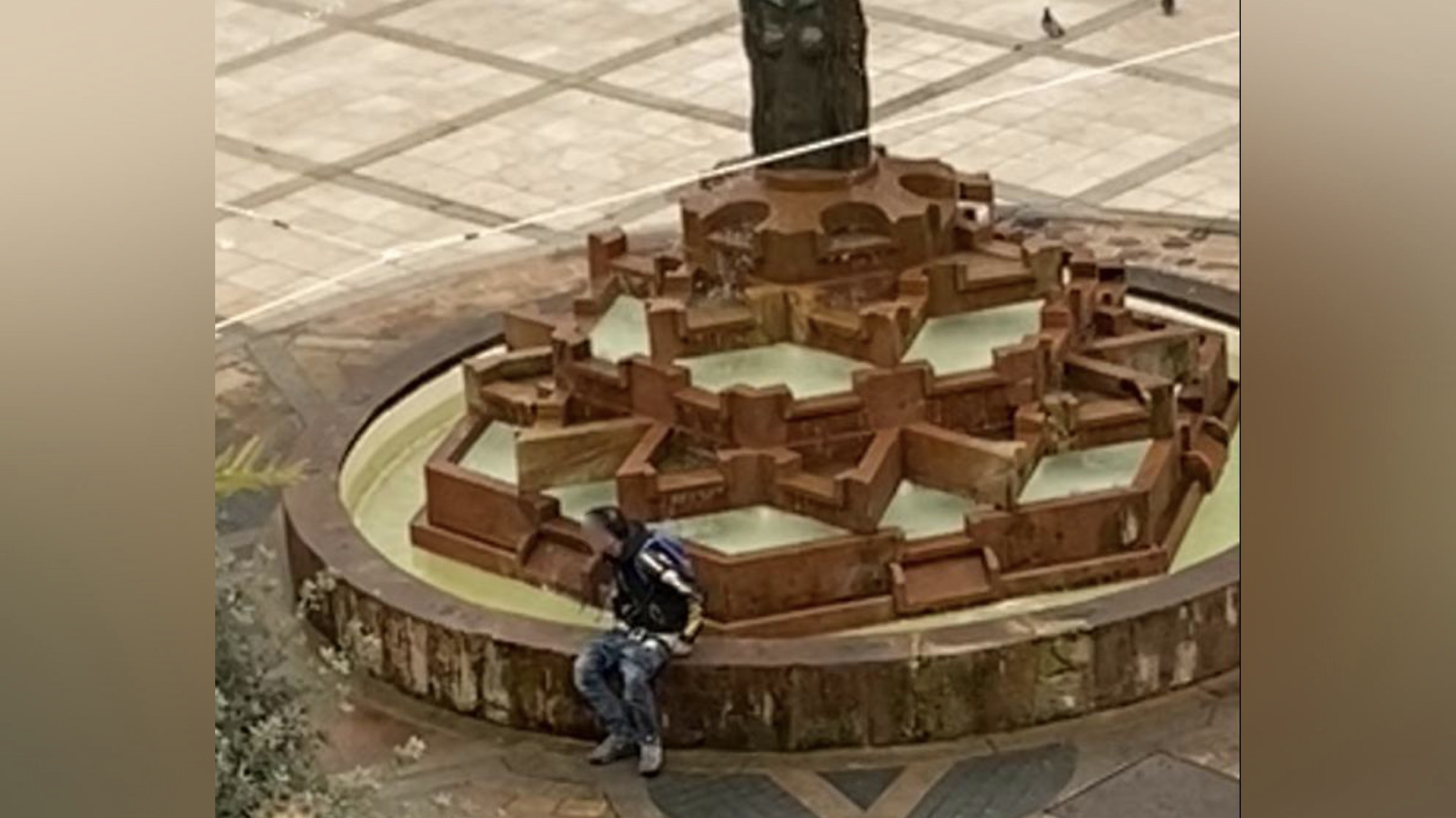 Olbia, utilizza la fontana di piazza Matteotti come bagno pubblico: le immagini