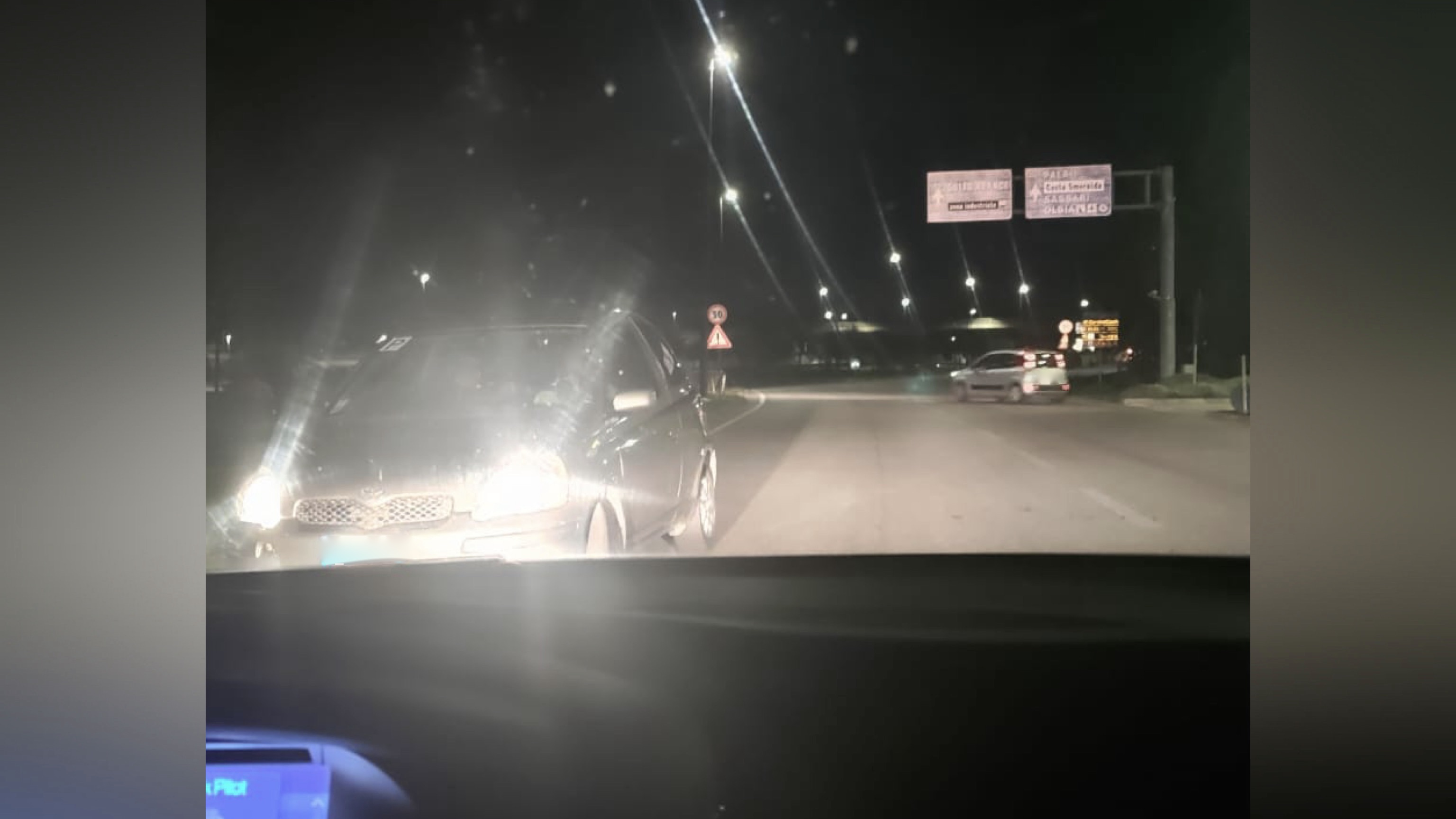 Olbia, auto in contromano alla rotatoria