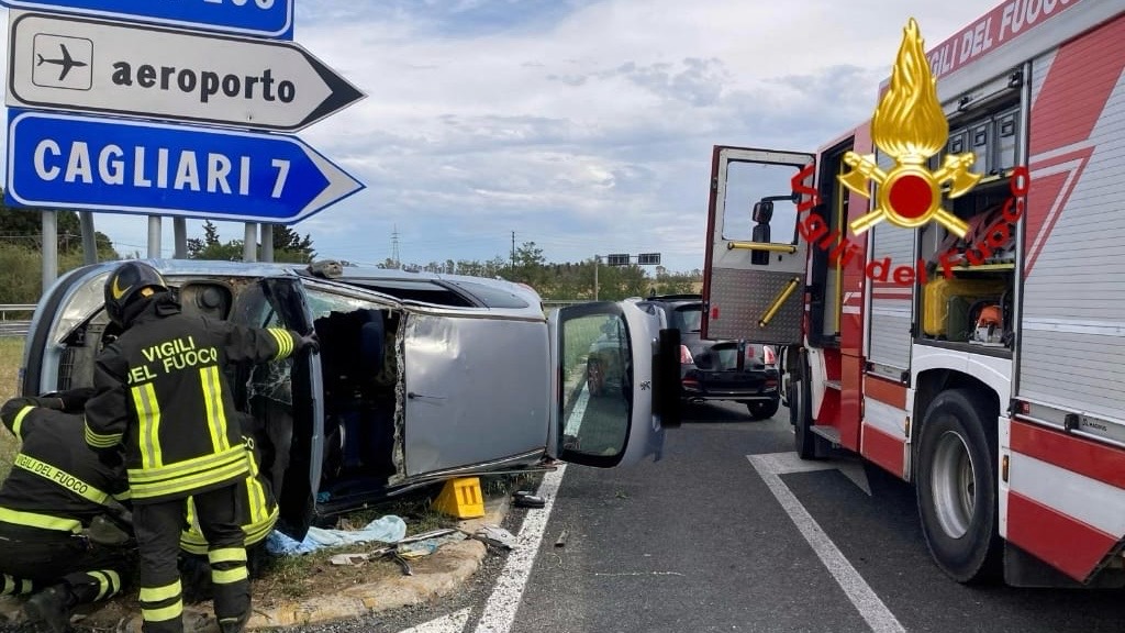Grave incidente, si ribalta auto: donna in codice rosso