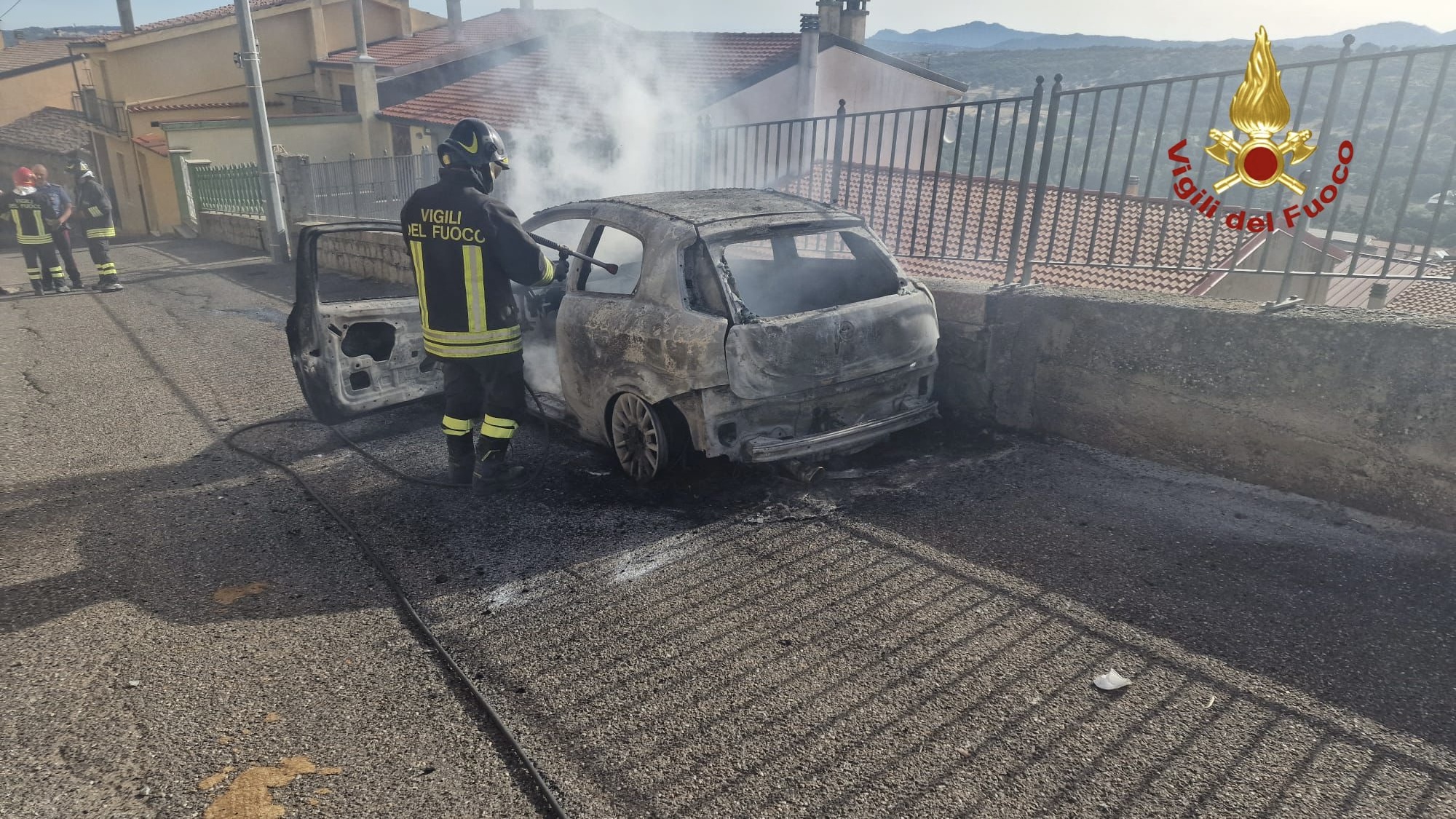 Due auto a fuoco nella notte: non si esclude incendio doloso