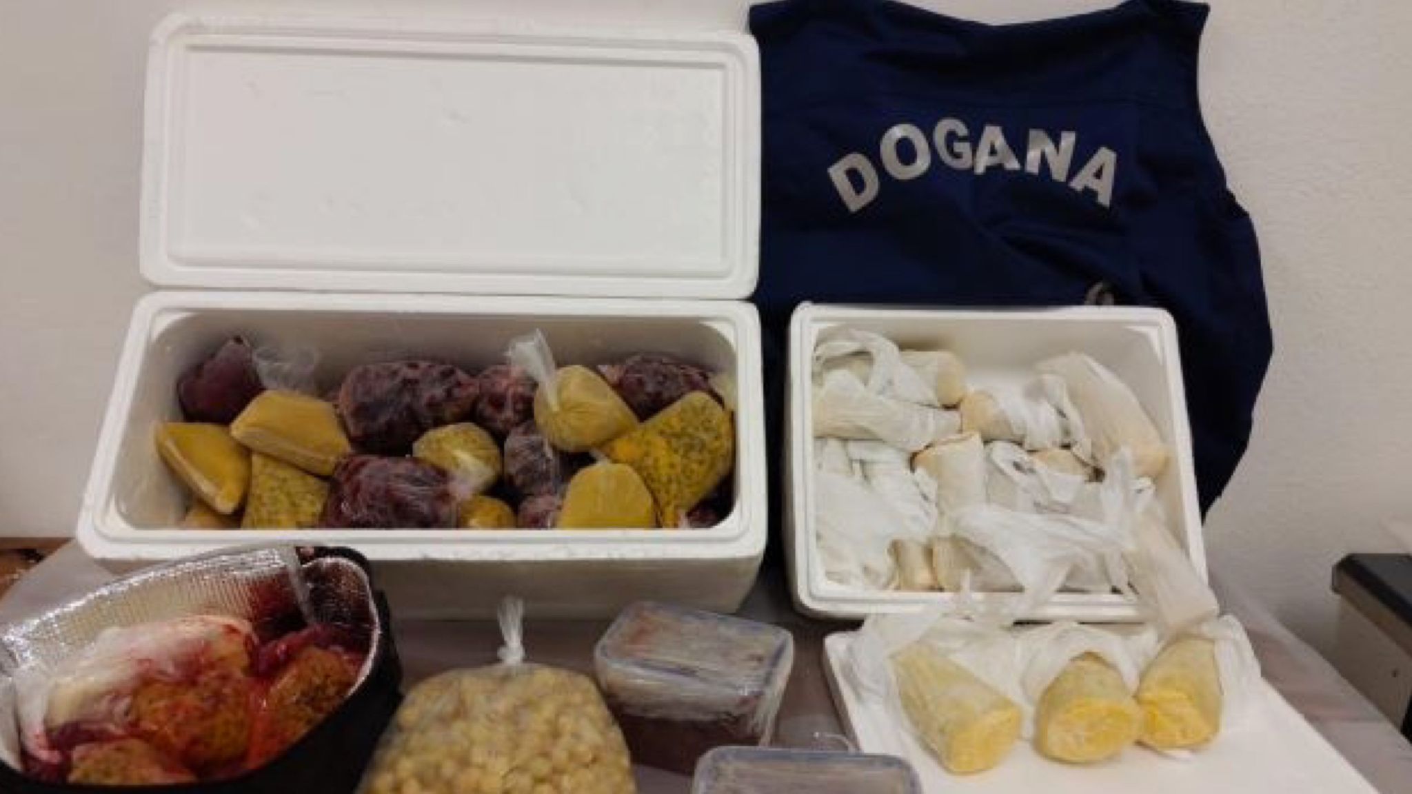 Nord Sardegna, passeggera trovata con 30 kg di frutti esotici in valigia: sequestrati