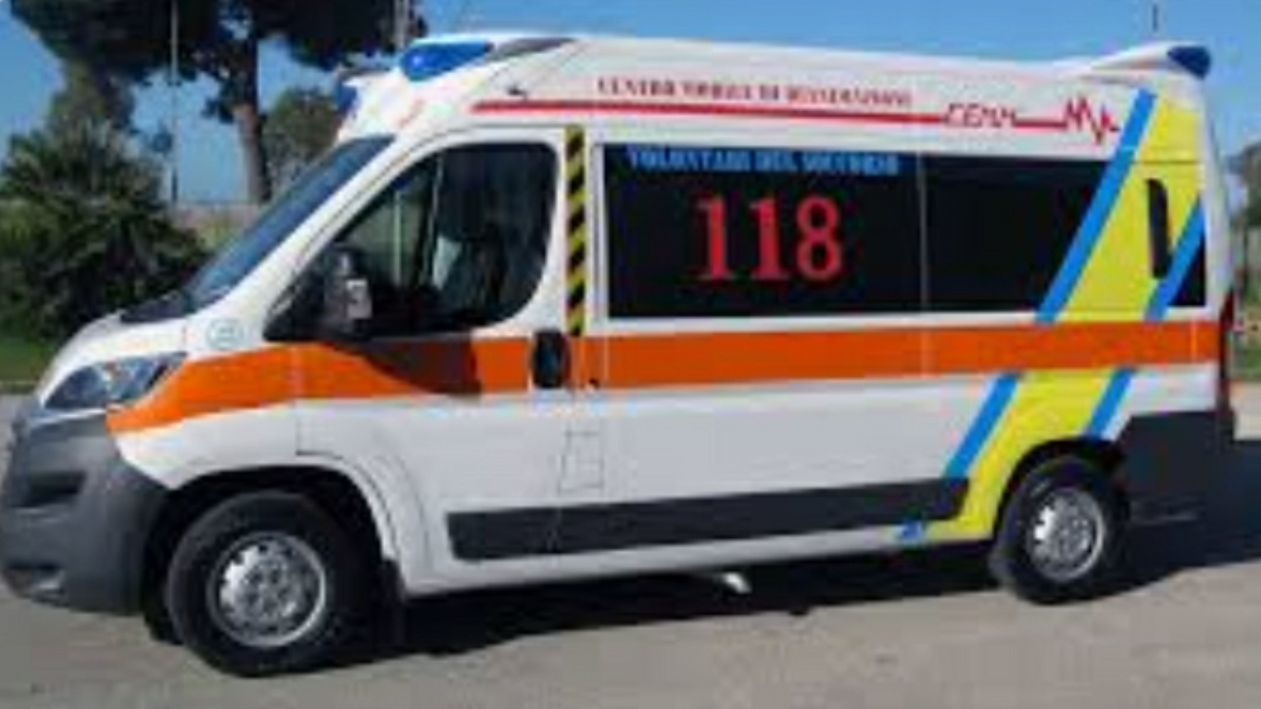 Incidente all’alba: auto travolge veicoli in sosta 